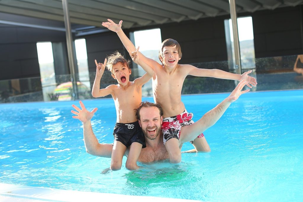 Brincar com as crianças pais filhos