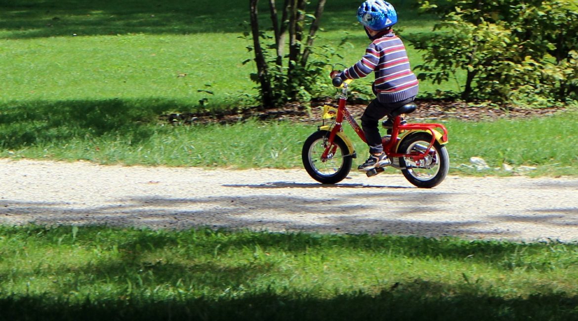 garoto-andando-de-bicicleta