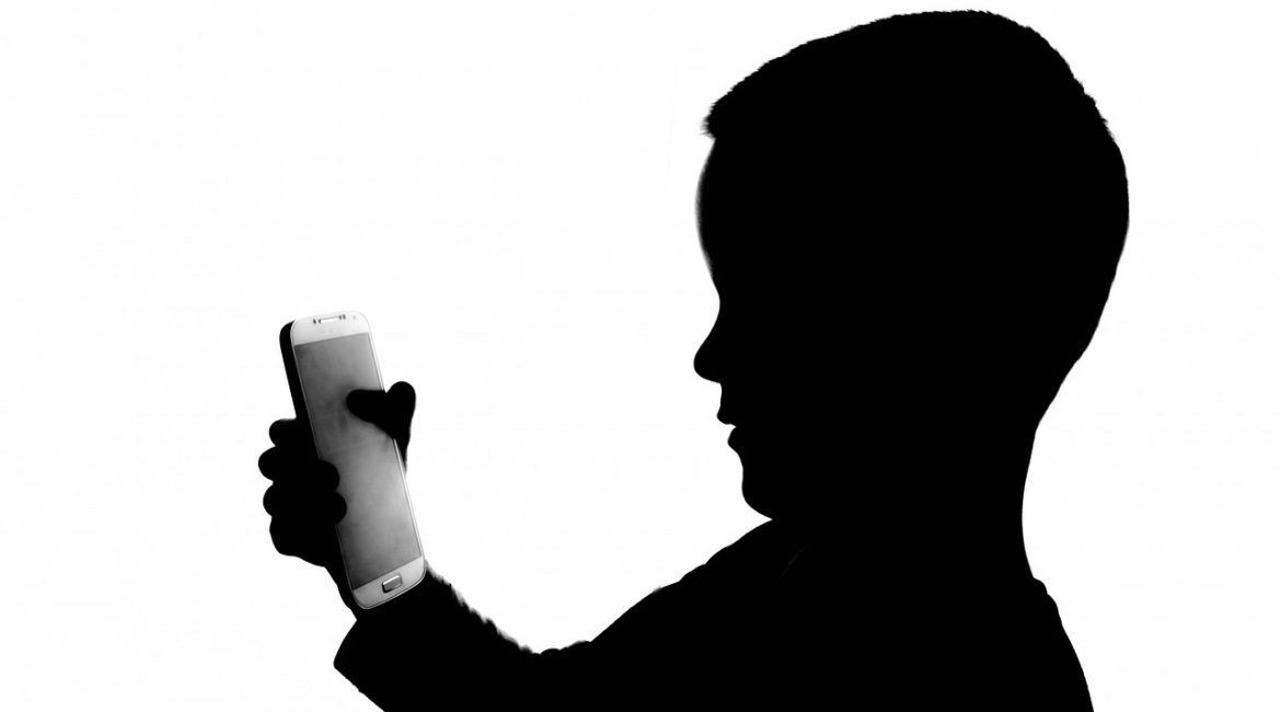 crianca-com-celular