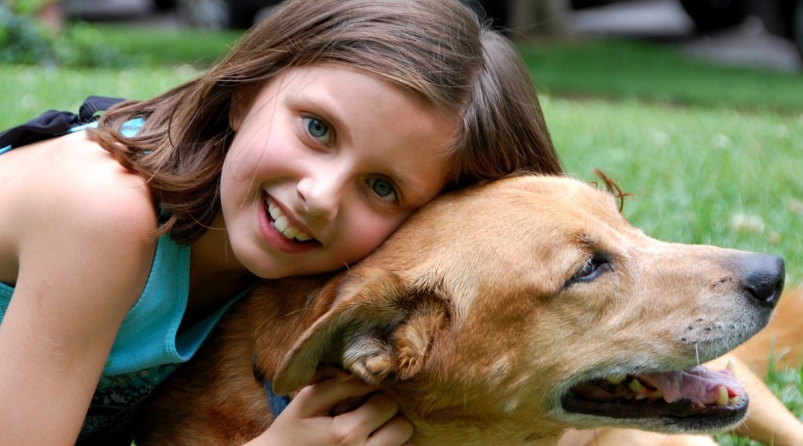 menina-e-seu-cachorro-de-estimação