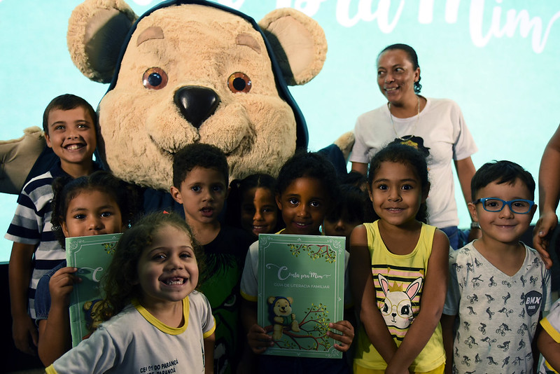MEC lançou o programa Conta Pra Mim pra incentivar a leitura