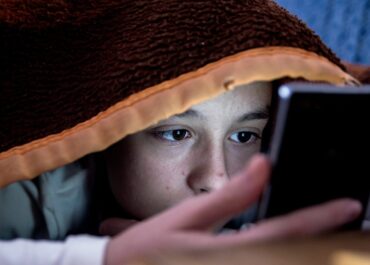 Crianças no celular? Como a pandemia mudou o modo como especialistas veem o uso de telas na infância